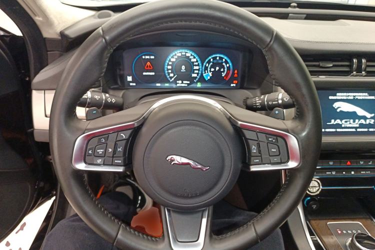 Used Jaguar XFL 2018 XFL 2.0T 250 PS Luxury Edition Steering Wheel