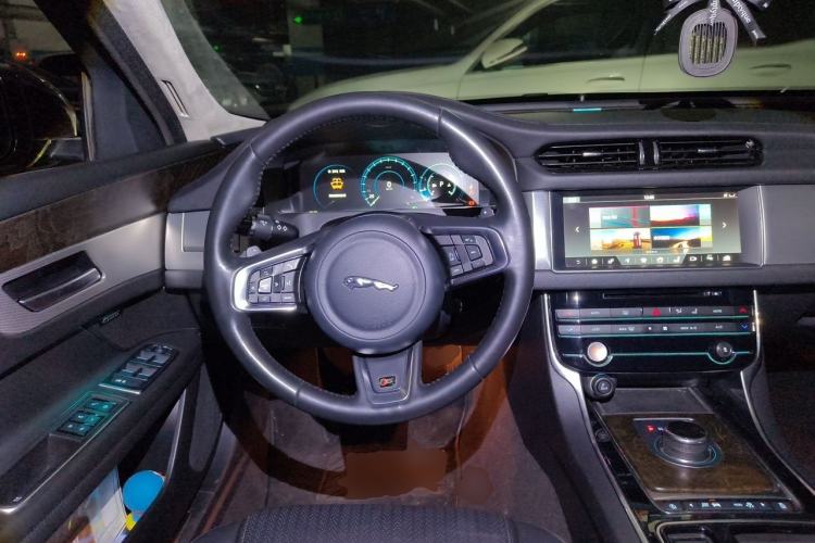 Used Jaguar XFL 2018 XFL 2.0T 250 PS Luxury Edition Steering Wheel
