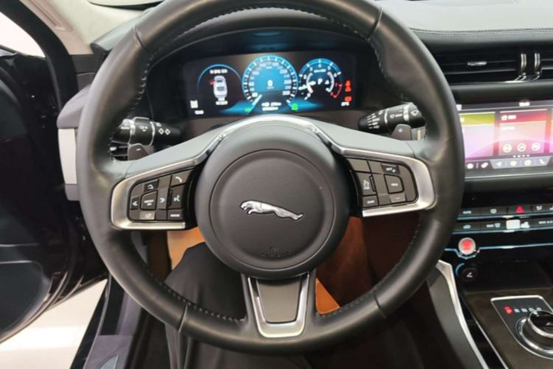 Used Jaguar XFL 2018 XFL 2.0T 250 PS Luxury Edition Steering Wheel