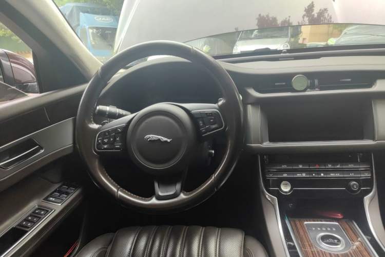 Used Jaguar XFL 2018 XFL 3.0 SC 340 PS Luxury Edition Steering Wheel