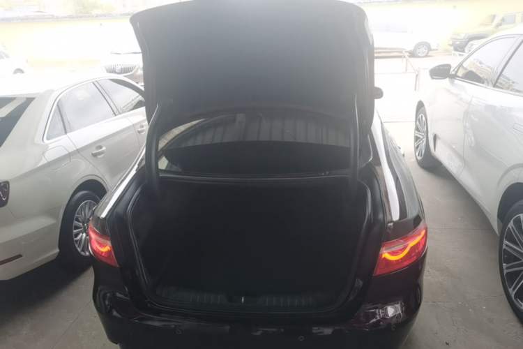 Used Jaguar XFL 2018 XFL 2.0T 250 PS Luxury Edition Trunk