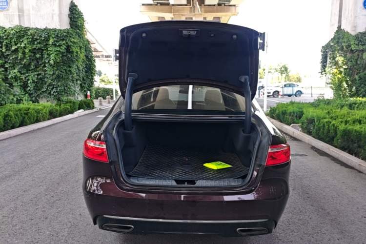 Used Jaguar XFL 2018 XFL 2.0T 250 PS Luxury Edition Trunk