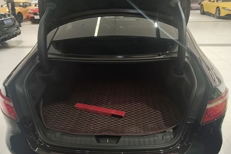 Used Jaguar XFL 2018 XFL 2.0T 250 PS Luxury Edition Trunk