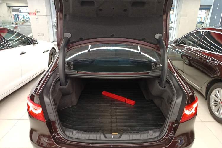 Used Jaguar XFL 2018 XFL 2.0T 250 PS Luxury Edition Trunk