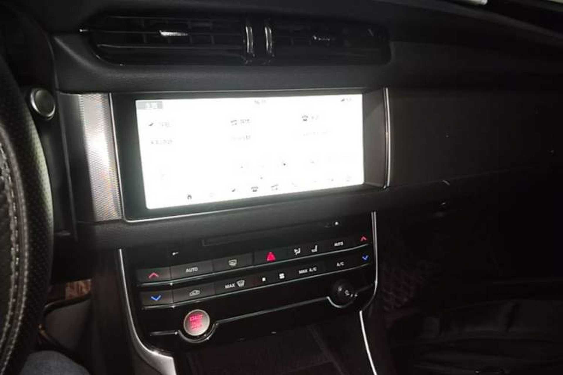 Used Jaguar XFL 2018 XFL 2.0T 250 PS Luxury Edition Audio And AC Panel