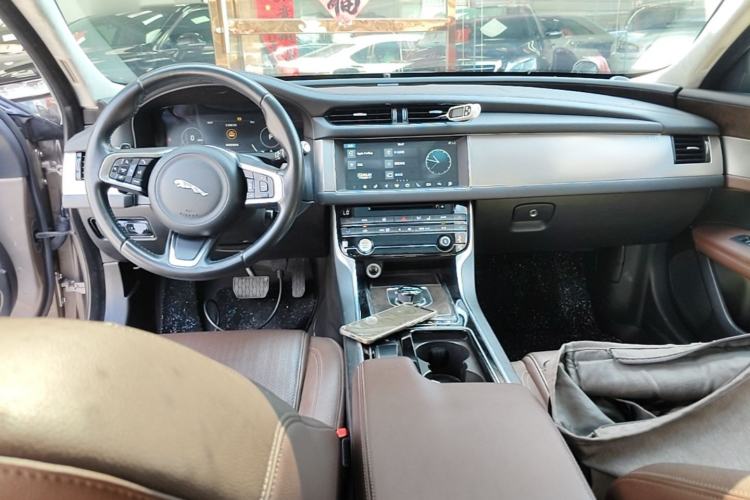 Used Jaguar XFL 2018 XFL 2.0T 250 PS Luxury Edition Center Console