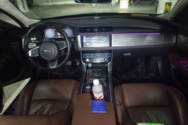 Used Jaguar XFL 2018 XFL 2.0T 250 PS Luxury Edition Center Console