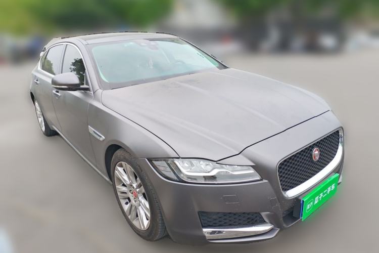 Used Jaguar XFL 2018 XFL 2.0T 250 PS Luxury Edition Front Right 45 Deg