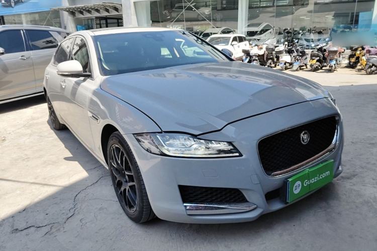 Used Jaguar XFL 2018 XFL 2.0T 250 PS Luxury Edition Front Right 45 Deg