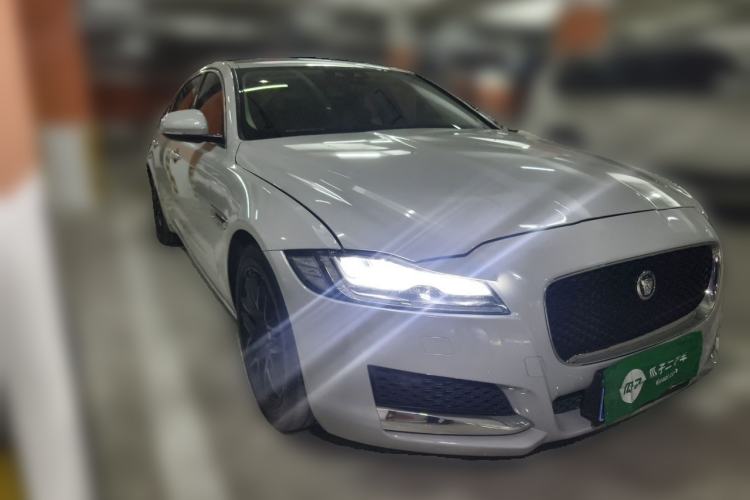 Used Jaguar XFL 2018 XFL 2.0T 250 PS Luxury Edition Front Right 45 Deg