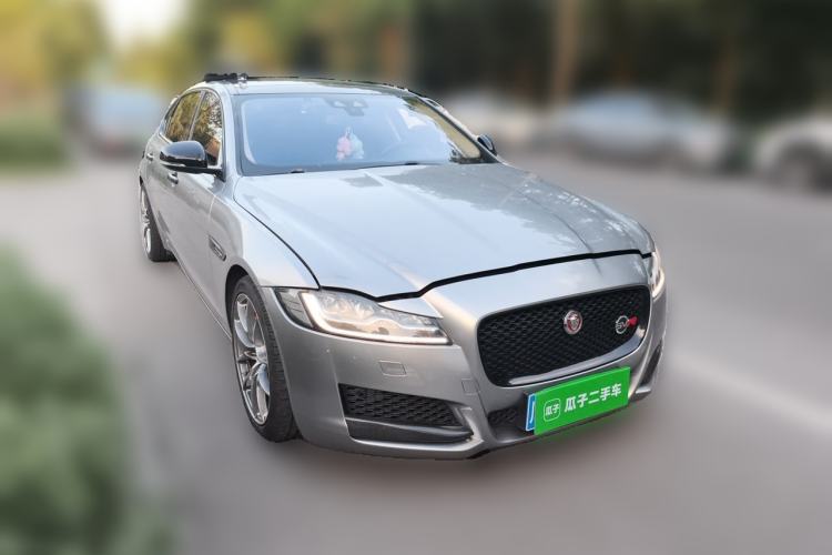 Used Jaguar XFL 2018 XFL 2.0T 250 PS Luxury Edition Front Right 45 Deg