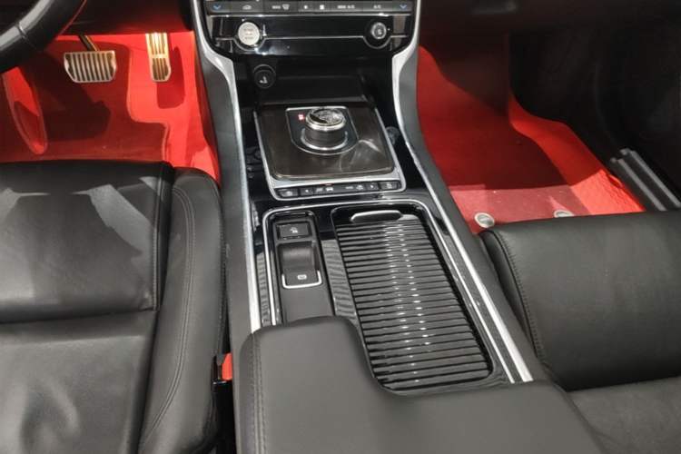 Used Jaguar XFL 2018 XFL 2.0T 200PS Elite Edition Gear Lever