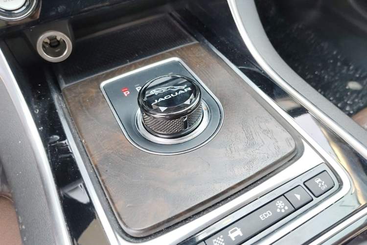 Used Jaguar XFL 2018 XFL 2.0T 250 PS Luxury Edition Gear Lever