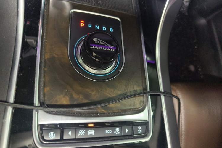 Used Jaguar XFL 2018 XFL 2.0T 250 PS Luxury Edition Gear Lever