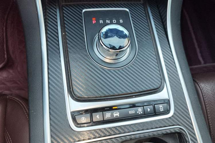 Used Jaguar XFL 2018 XFL 2.0T 250 PS Luxury Edition Gear Lever