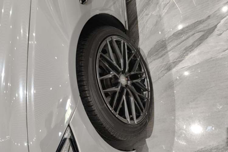 Used Jaguar XFL 2018 XFL 2.0T 200PS Elite Edition Left Front Wheel Hub