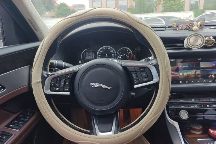 Used Jaguar XFL 2018 XFL 2.0T 250 PS Luxury Edition Steering Wheel