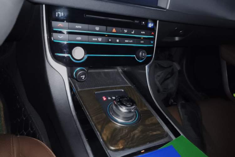 Used Jaguar XFL 2018 XFL 2.0T 250 PS Luxury Edition Audio And AC Panel