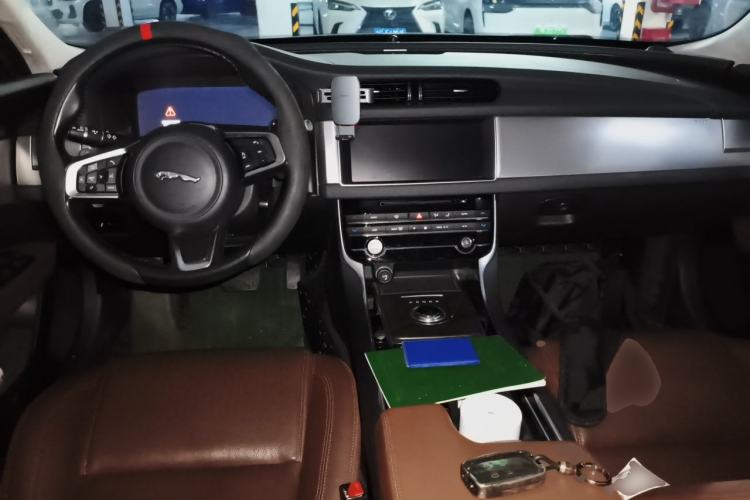 Used Jaguar XFL 2018 XFL 2.0T 250 PS Luxury Edition Center Console