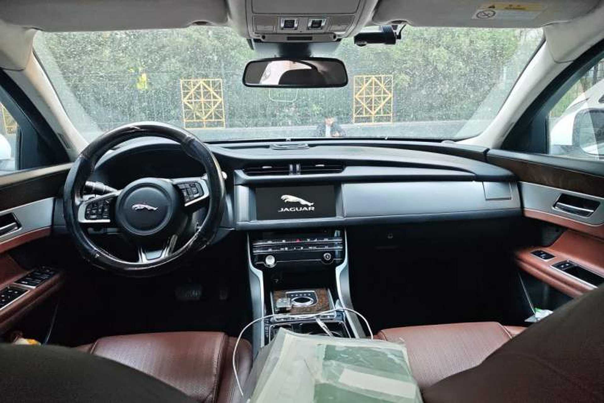 Used Jaguar XFL 2018 XFL 2.0T 250 PS Luxury Edition Center Console