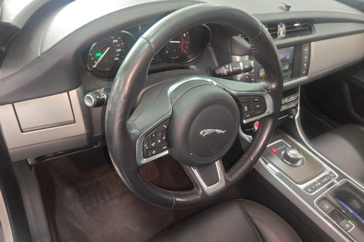 Used Jaguar XFL 2018 XFL 2.0T 200PS Elite Edition Center Console