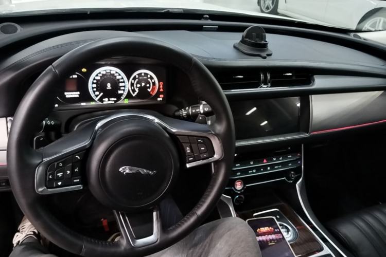 Used Jaguar XFL 2018 XFL 3.0 SC 340 PS Luxury Edition Center Console