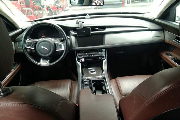 Used Jaguar XFL 2018 XFL 2.0T 250 PS Luxury Edition Center Console