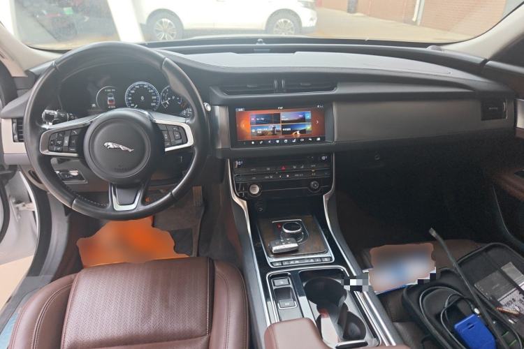 Used Jaguar XFL 2018 XFL 2.0T 250 PS Luxury Edition Center Console