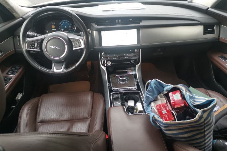 Used Jaguar XFL 2018 XFL 2.0T 250 PS Premium Edition Center Console