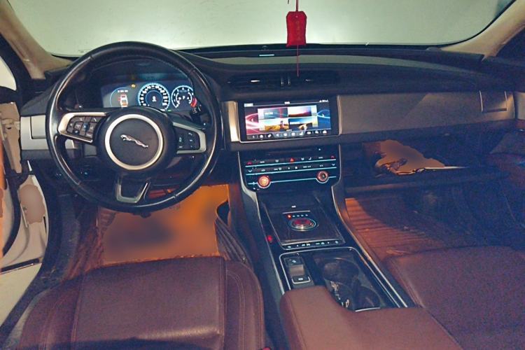 Used Jaguar XFL 2018 XFL 2.0T 250 PS Luxury Edition Center Console