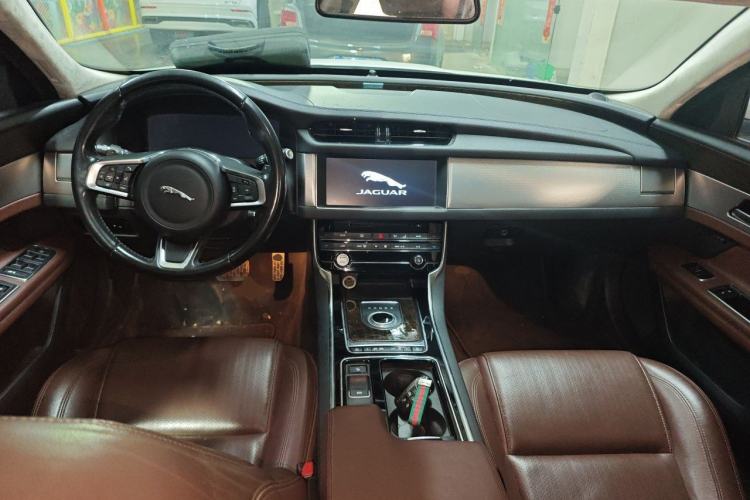 Used Jaguar XFL 2018 XFL 2.0T 250 PS Luxury Edition Center Console