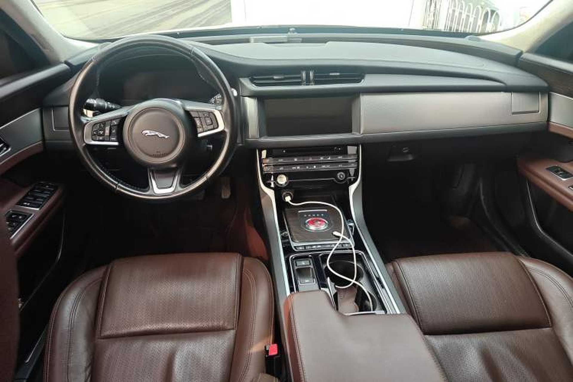 Used Jaguar XFL 2018 XFL 2.0T 250 PS Luxury Edition Center Console