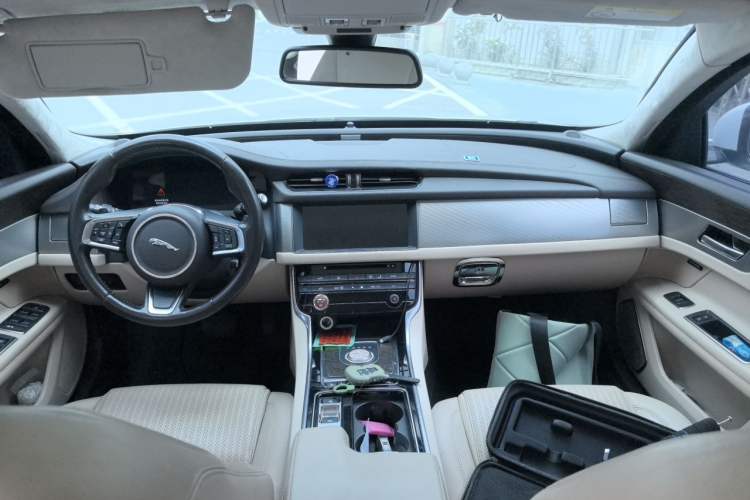 Used Jaguar XFL 2018 XFL 2.0T 250 PS Luxury Edition Center Console
