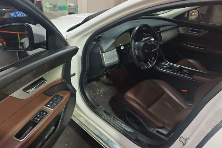 Used Jaguar XFL 2018 XFL 2.0T 250 PS Luxury Edition Driver Seat