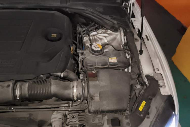 Used Jaguar XFL 2018 XFL 2.0T 250 PS Luxury Edition Engine Bay Left