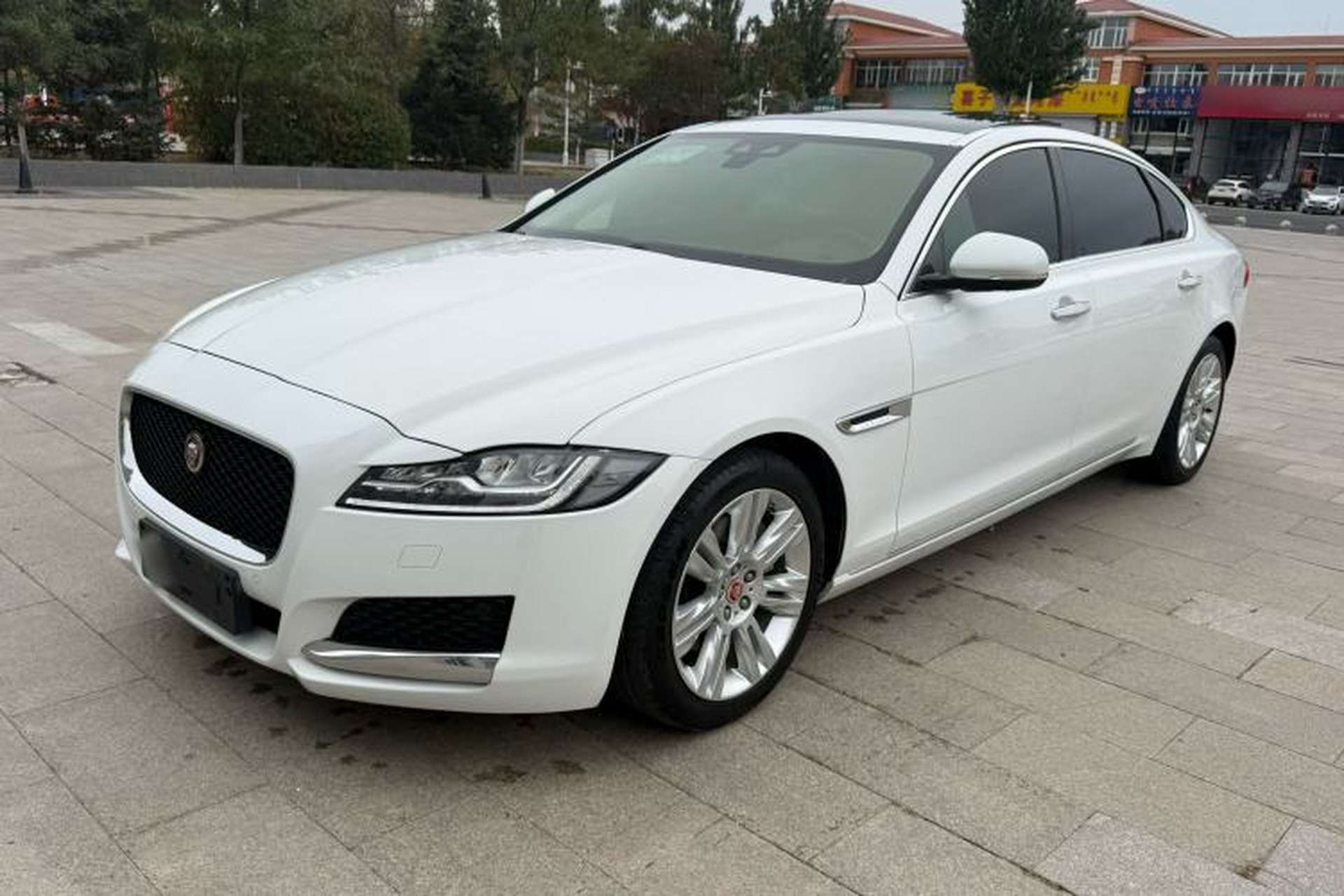 Used Jaguar XFL 2018 XFL 2.0T 250 PS Premium Edition Front Left 45 Deg