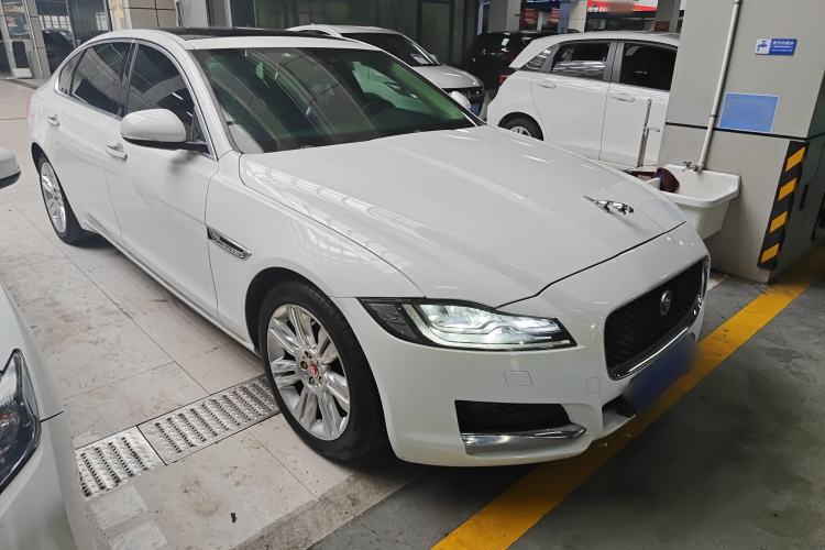 Used Jaguar XFL 2018 XFL 2.0T 250 PS Luxury Edition Front Right 45 Deg
