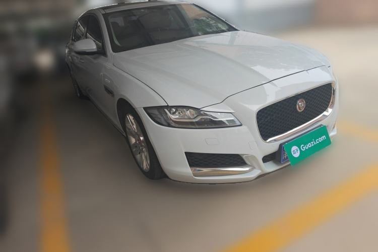 Used Jaguar XFL 2018 XFL 2.0T 250 PS Luxury Edition Front Right 45 Deg