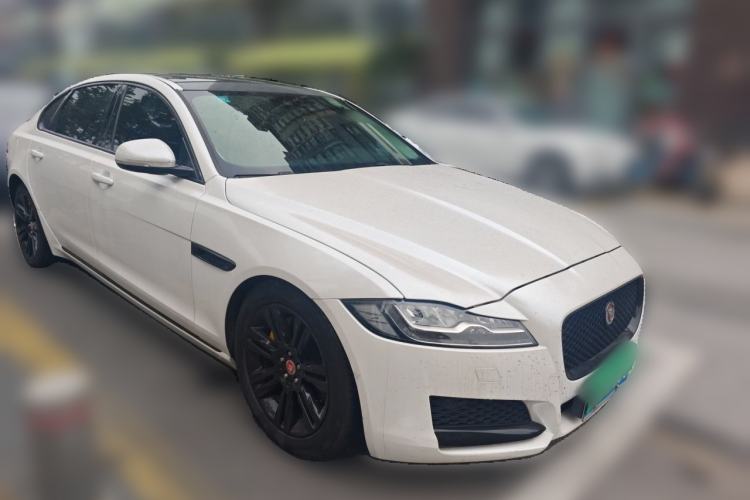 Used Jaguar XFL 2018 XFL 2.0T 250 PS Luxury Edition Front Right 45 Deg