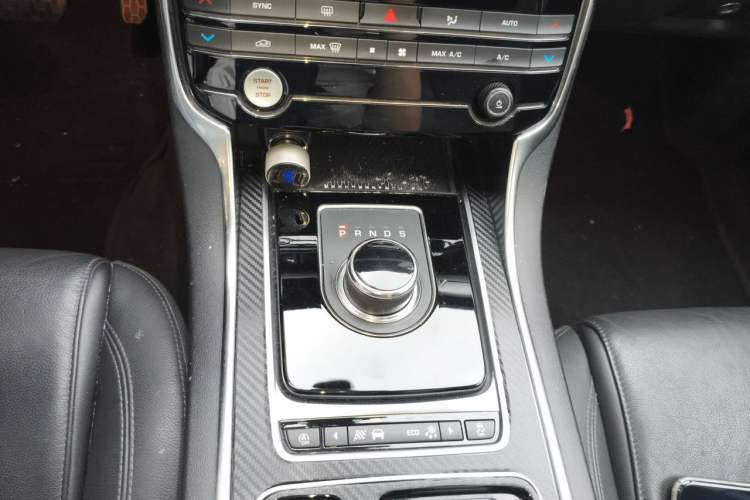 Used Jaguar XFL 2018 XFL 2.0T 200PS Luxury Edition Gear Lever