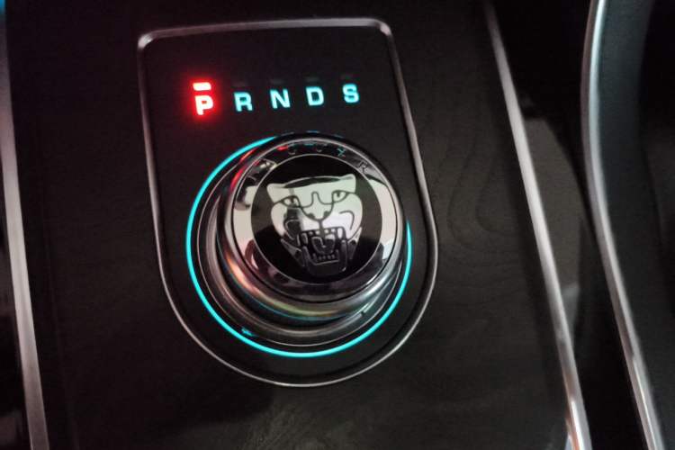 Used Jaguar XFL 2018 XFL 2.0T 250 PS Luxury Edition Gear Lever