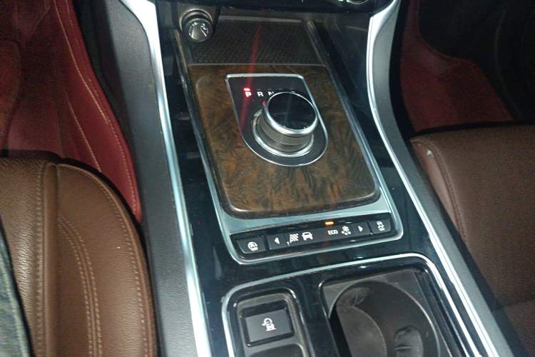 Used Jaguar XFL 2018 XFL 2.0T 250 PS Luxury Edition Gear Lever