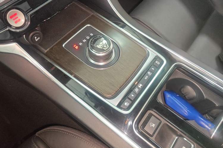Used Jaguar XFL 2018 XFL 2.0T 200PS Elite Edition Gear Lever