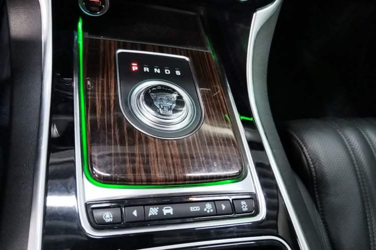 Used Jaguar XFL 2018 XFL 3.0 SC 340 PS Luxury Edition Gear Lever