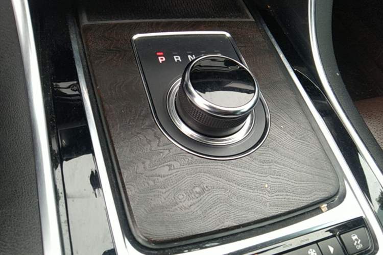 Used Jaguar XFL 2018 XFL 2.0T 250 PS Luxury Edition Gear Lever