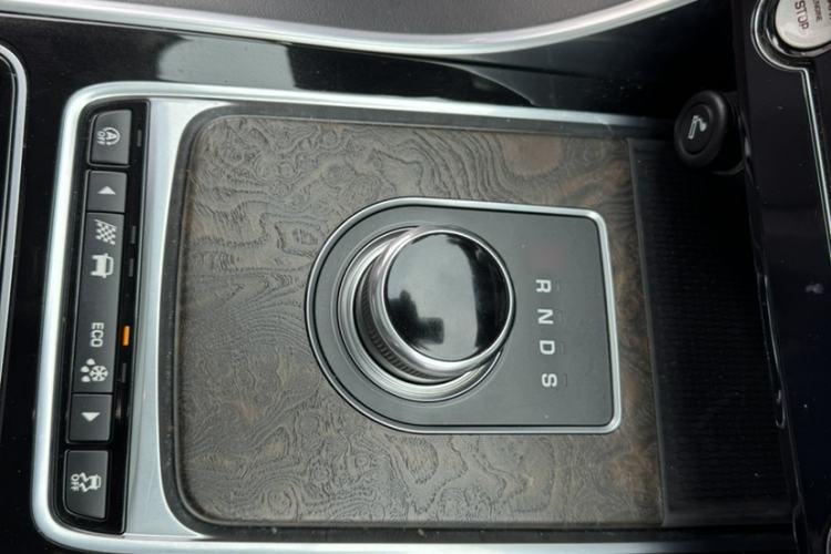 Used Jaguar XFL 2018 XFL 2.0T 250 PS Luxury Edition Gear Lever