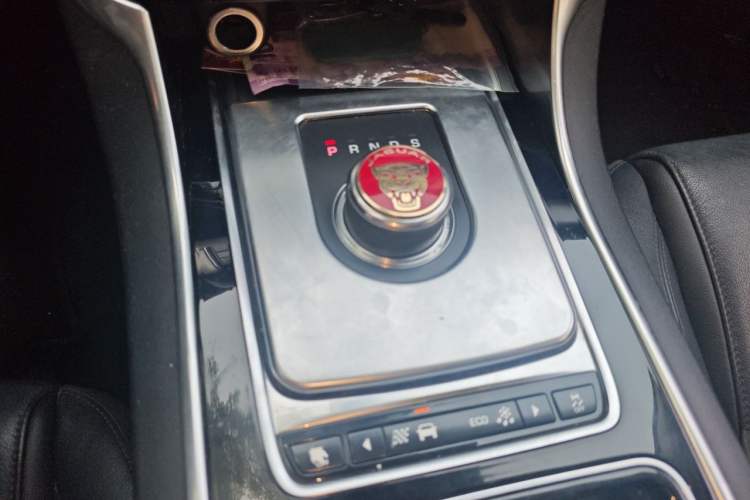 Used Jaguar XFL 2018 XFL 2.0T 200PS Luxury Edition Gear Lever
