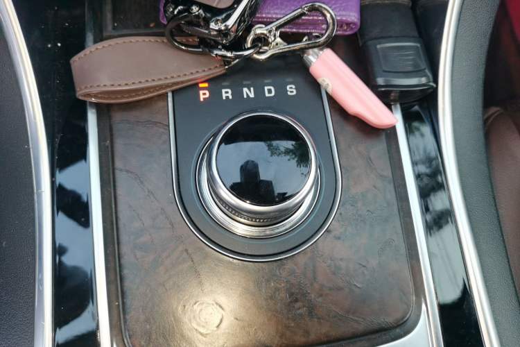 Used Jaguar XFL 2018 XFL 2.0T 250 PS Premium Edition Gear Lever