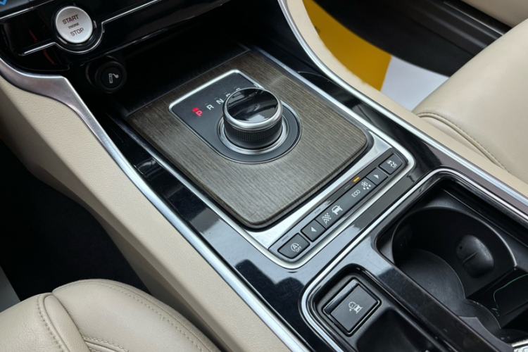 Used Jaguar XFL 2018 XFL 2.0T 200PS Elite Edition Gear Lever