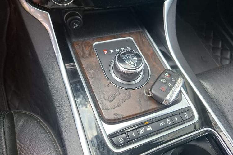 Used Jaguar XFL 2018 XFL 2.0T 250 PS Luxury Edition Gear Lever